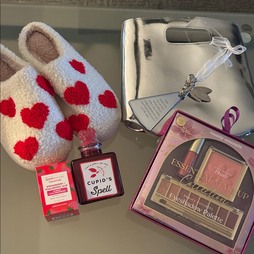Cozy Heart Slippers and Beauty Gift Set